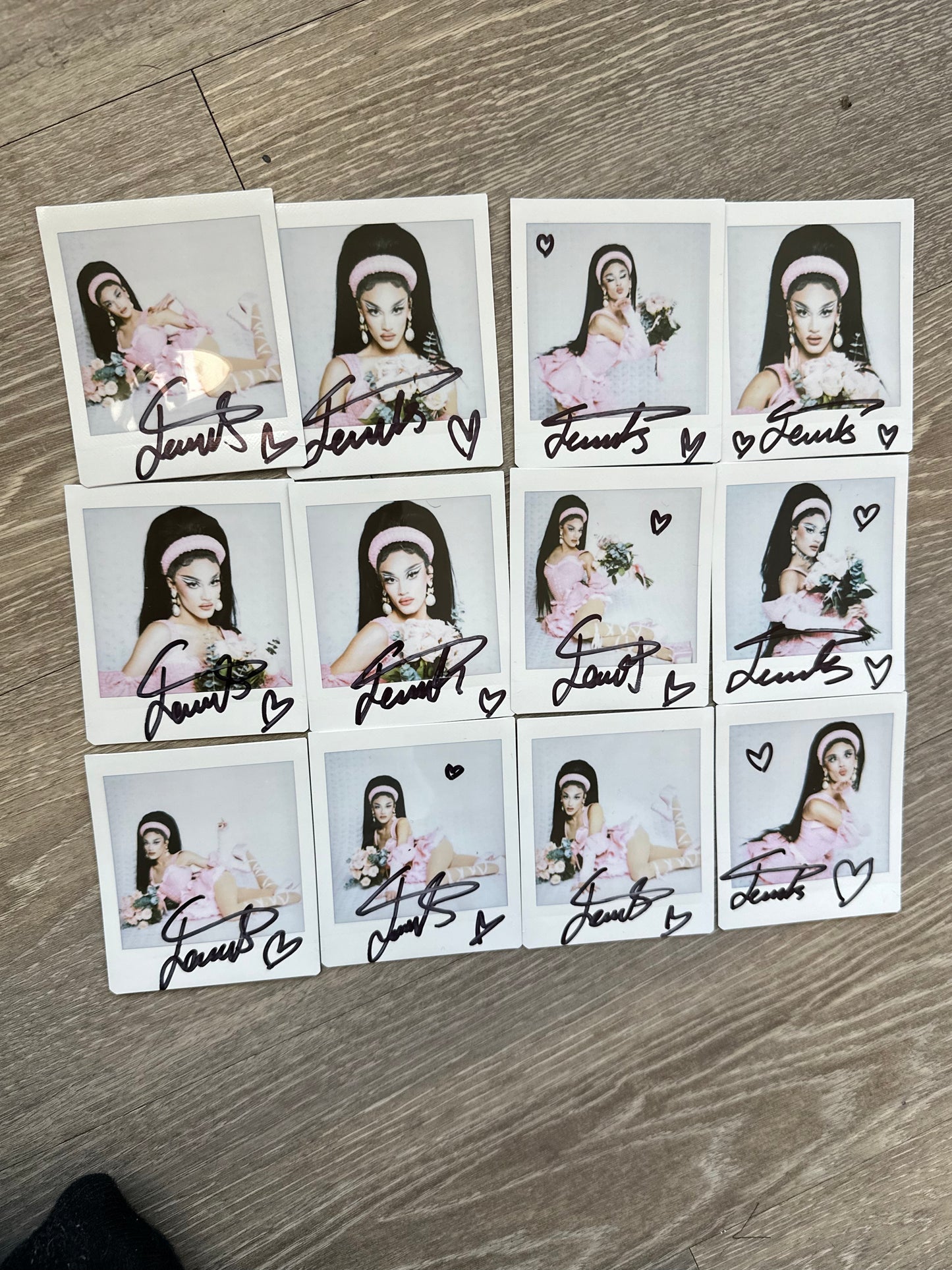 SIGNED JEWELS ENTRANCE LOOK POLAROIDS